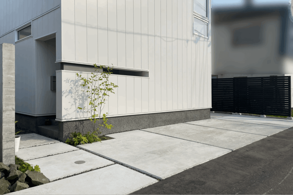 ナチュラル外構｜植栽でやわらかく見せる