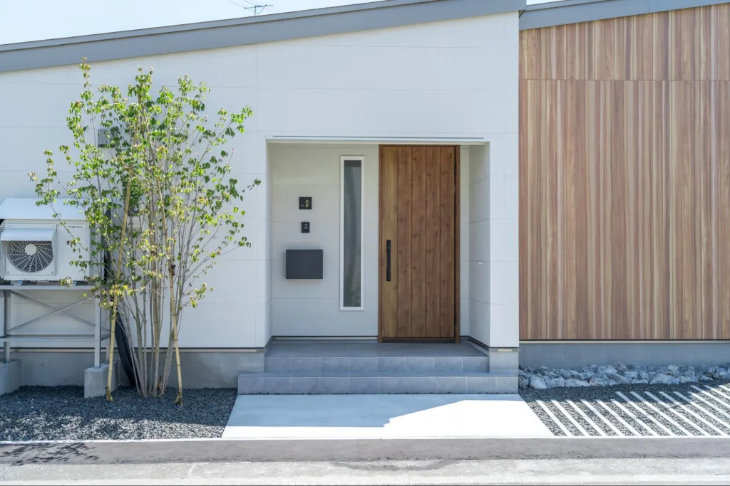 お客様の声④「建物の気になる部分も、外構の工夫で心地よい景色に 」