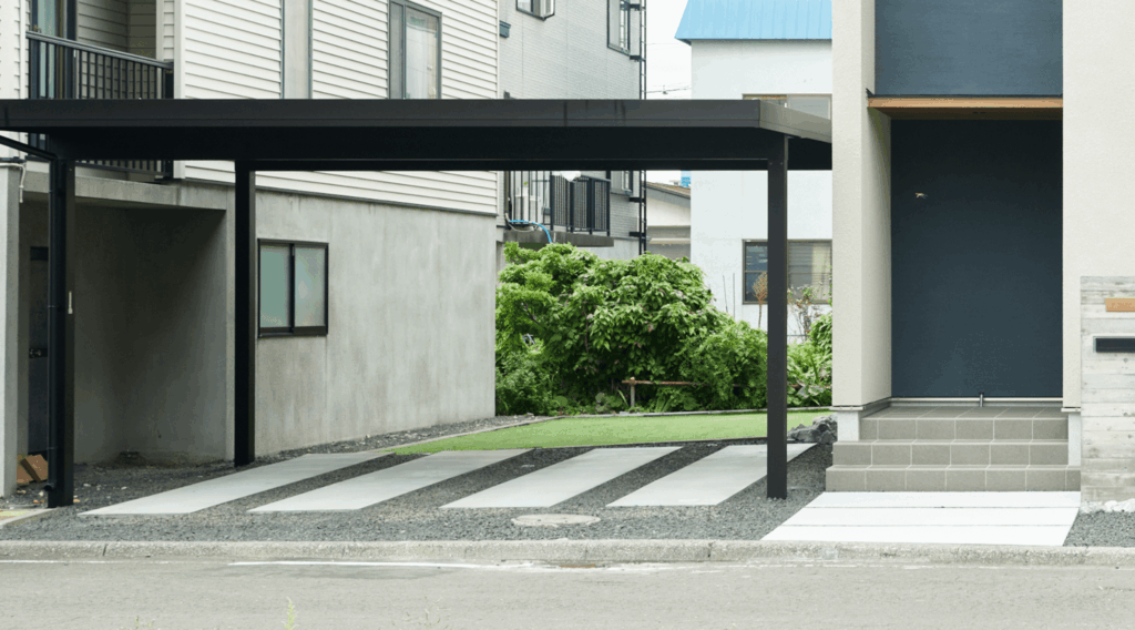 2.コストを抑えながら整えた、端正なボーダーデザインの駐車場